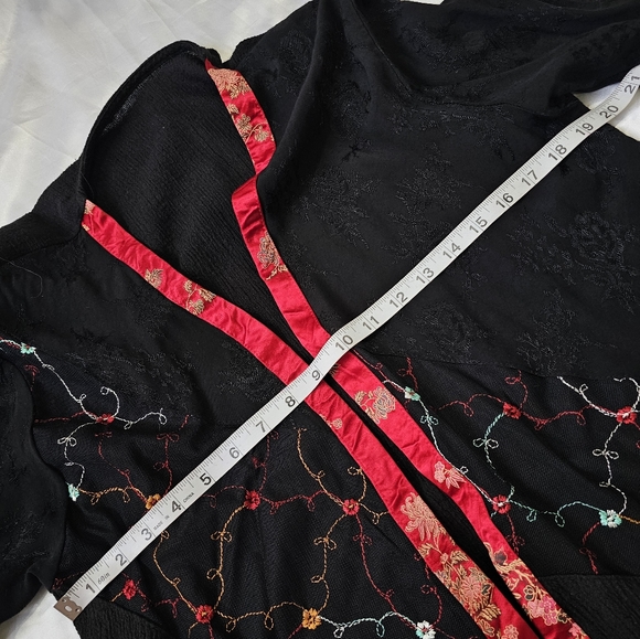 Beautiful Flowy Kimono 🌹 - Picture 4 of 6